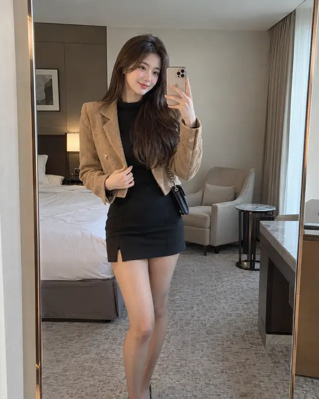 아산 음봉면 안내 카드의 성인 모델 거울 셀카