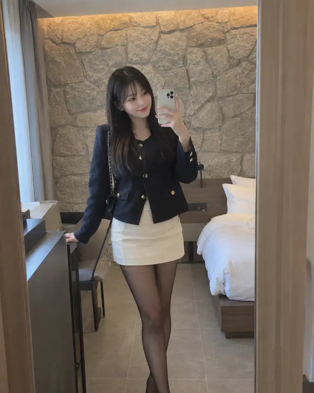 아산 온양2동 안내 카드의 성인 모델 거울 셀카