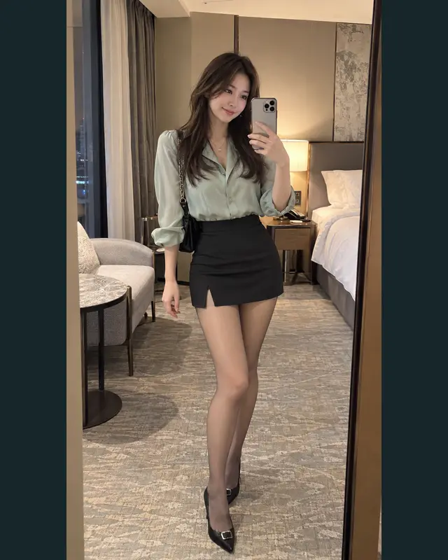 구미 인동동 안내 카드의 성인 모델 거울 셀카